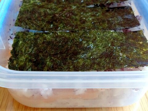 紫蘇ご飯にサーモンとアボカドを挟んだ海苔弁